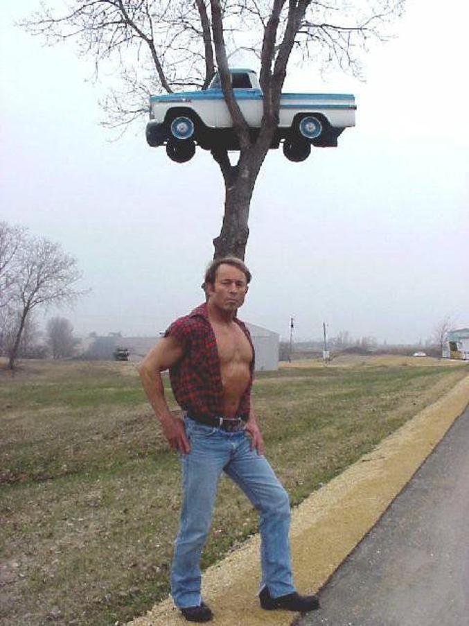 Un homme fort qui gare sa voiture en hauteur.