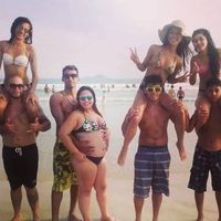 Des couples à la plage