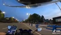 Un motard heurte une plaque métallique dépassant d’un camion en stationnement