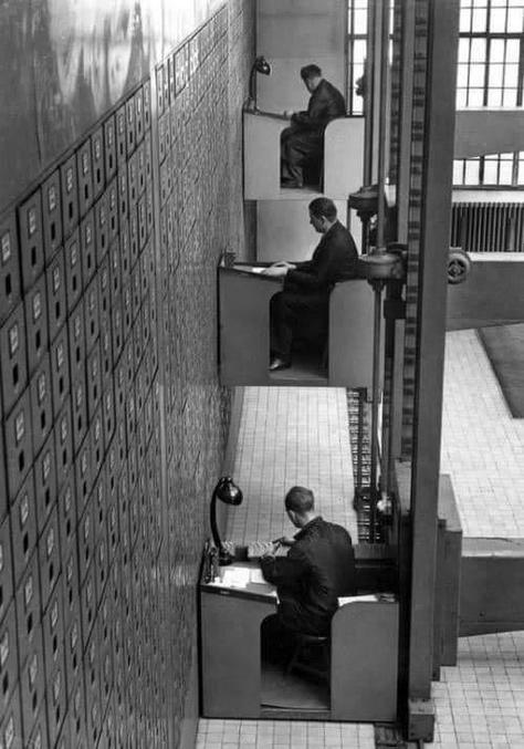En 1937 il abritait le plus grand classeur verrtical du monde avec plus de 3000 tiroirs.

J’imagine qu’aujourd’hui il est remplacé par une clé usb porte clé hello kitty. 