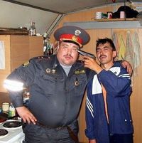 Un policier russe prend la pose