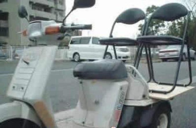 Un scooter qui peut transporter deux passagers supplémentaires.