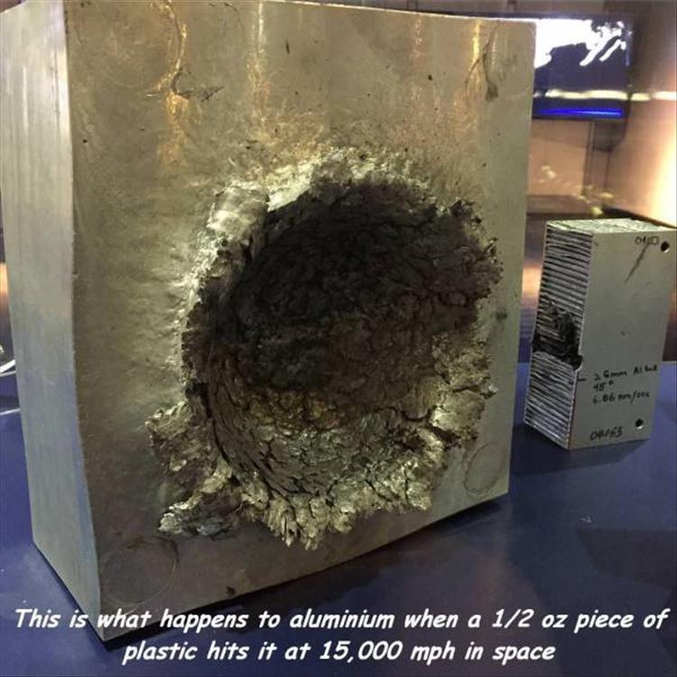 Quand un bout de plastique de 14, 17 grammes percute à 6 700m/s un bloc d'aluminium (conditions de l'espace)...