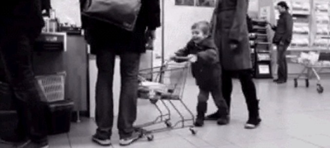 Sale gosse au supermarché