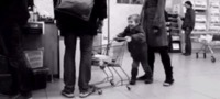 Sale gosse au supermarché