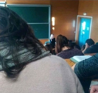 Quand la prof a repéré Snake qui triche