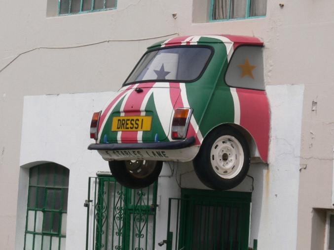 Un porche réalisé à l'aide de l'arrière d'une Mini.