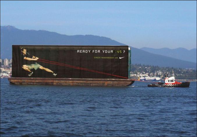 Une publicité sur une barge tirée par un remorqueur.
