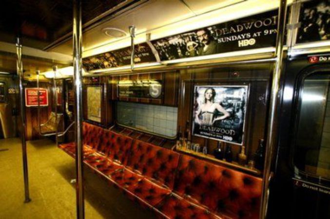 Un métro décoré pour la promotion de 'DeadWood'