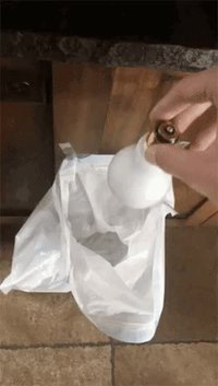 Régis jette une ampoule