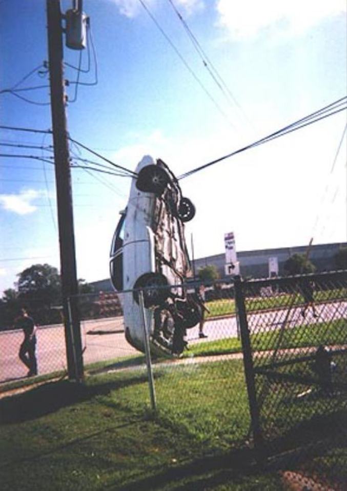 Une voiture suspendue à un fil après un accident.