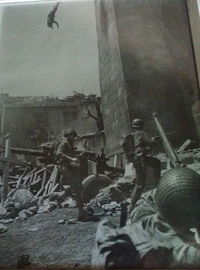 Italie 1944 : un sniper (allemand ?) vient de se faire dégommer d'une position haute (clocher ?) par un GI