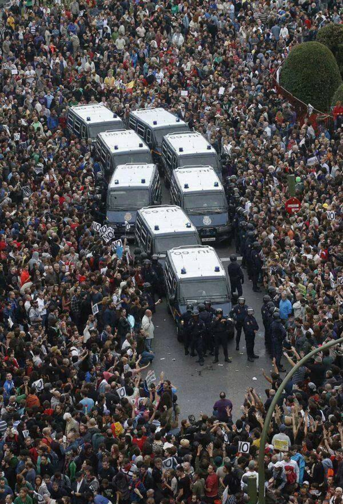 Photo surprenante lors de la manifestation espagnole contre l’austérité ce samedi. La manifestation a regroupé 2 millions de personnes à Madrid.