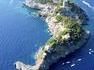 Une île au large de la côte amalfitaine en Italie a la forme d'un dauphin