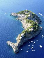 Une île au large de la côte amalfitaine en Italie a la forme d'un dauphin