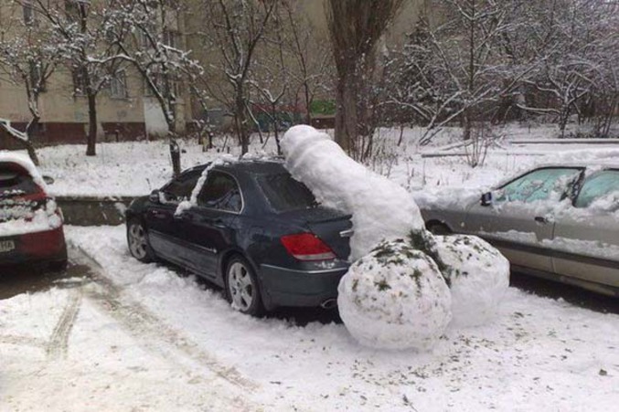 Allongé sur une voiture.