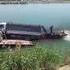 Charger un camion sur une barge