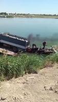 Charger un camion sur une barge
