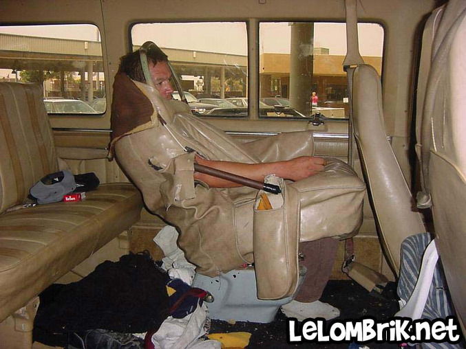 Un homme qui se camoufle dans le siège de sa voiture