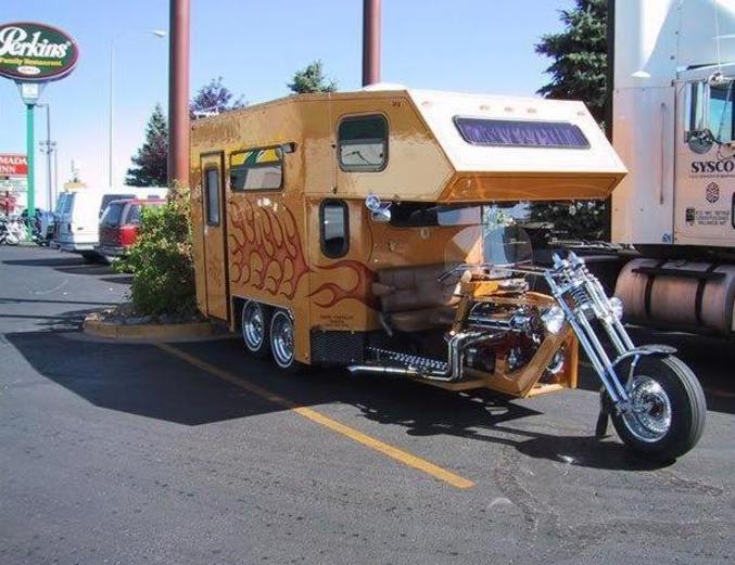 Une moto-caravane.