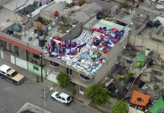 Un toit recouvert de linge à sécher.