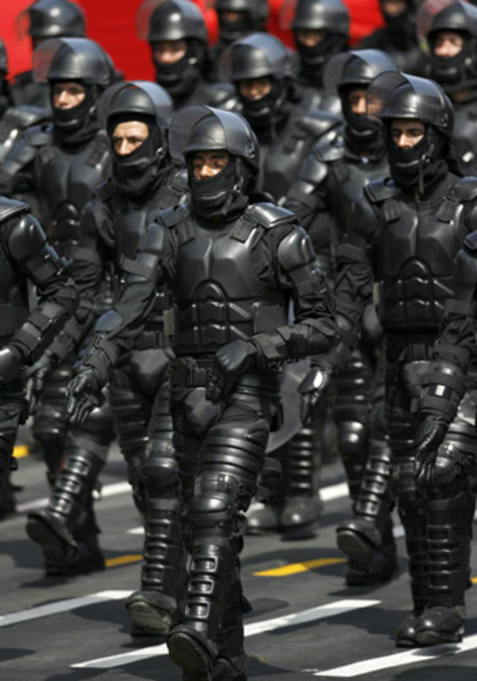Les brigades anti-émeutes péruviennes ressemblent plus à des robots qu'à des humains.