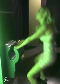 Les femmes aux toilettes