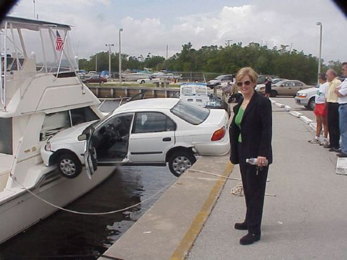 Une voiture en équilibre entre le bateau et le rebord.
