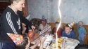 Vas-y papa, découpe le gâteau d'anniversaire !