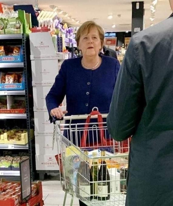 Angela Merkel, chancelière d'Allemagne, actuellement une femme leader très respectée, une scientifique physique et chimiste, une politicienne (elle parle parfaitement allemand, anglais et russe). Elle dirige l'économie la plus forte de l'Union européenne et une des plus importantes au monde, qui exporte plus de 1,550 milliards de dollars par an. Cependant, elle ne reçoit pas de service d'État gratuit, pas de logement, pas d'électricité, pas d'essence, pas de frais de divertissement, pas de chef personnel, pas d'eau, pas de téléphone gratuit du budget de la République fédérale d'Allemagne, et vit sa vie comme tout autre citoyen allemand. Elle fait ses propres courses (sur la photo, dans un supermarché de Berlin), transporte ses propres sacs de courses, paie ses achats et si elle reçoit un ticket de parking, elle paie de sa propre poche.
Un journaliste lui a récemment demandé : ′′ Tu te souviens que j'ai pris une photo de toi dans cette même robe il y a dix ans ? Elle lui a dit : ′′ Ma mission est de servir mes semblables allemands, pas d'être un modèle.