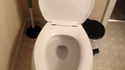 Dans les toilettes