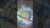Zoom sur un microprocesseur.