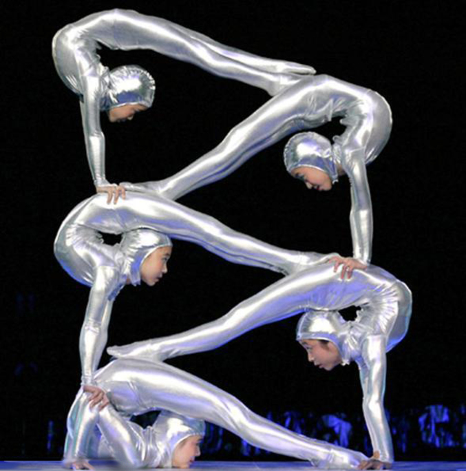 Des contorsionnistes très douées qui font une pyramide humaine.
