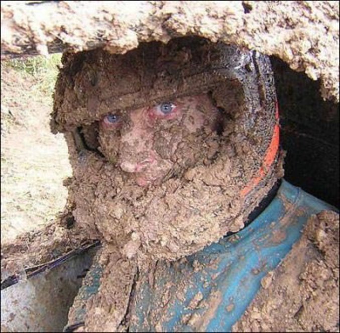 Un pilote de rally qui aurait mieux fait de fermer sa fenêtre pour la course.