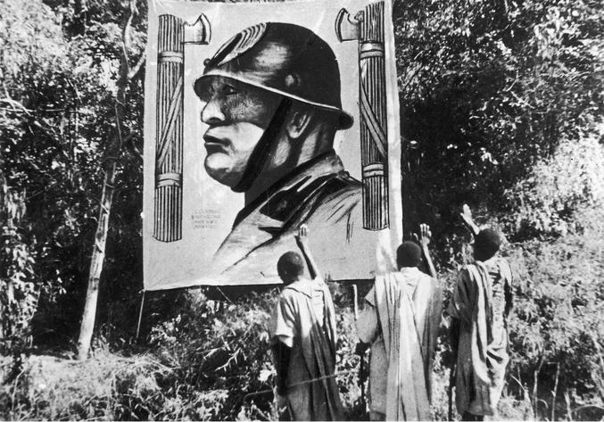 Les indigènes sommés de saluer le portrait du Duce.