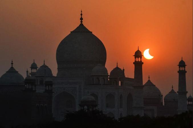 Le 25 octobre 2022, l'éclipse partielle du Soleil a traversé parties de l'Europe, de l'Afrique du Nord et du Moyen Orient. Photo de Pawan Sharma pour l'AFP.
