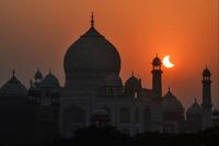 Le Soleil a rendez-vous avec la Lune, au Taj Mahal