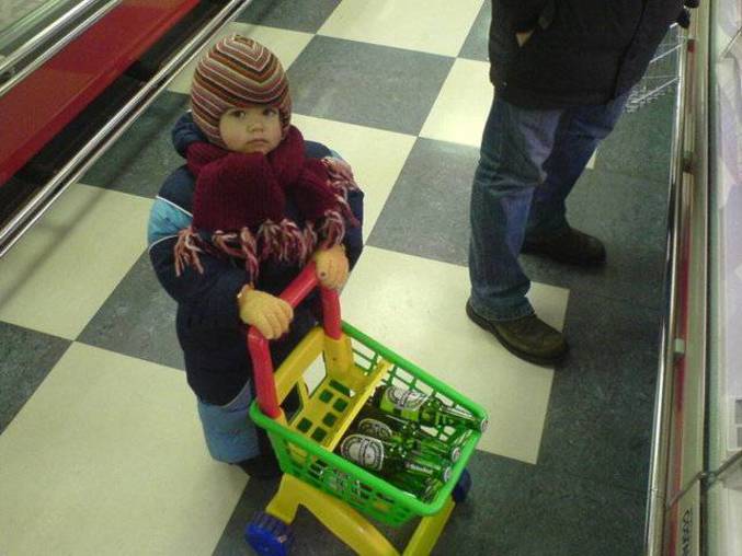 Un enfant apprend dès son plus jeune âge ce qu'il ne faut surtout pas oublier quand on fait les courses.
