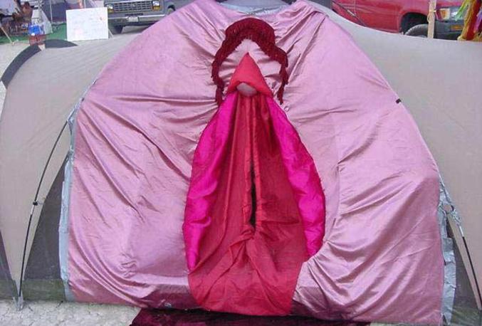 Une tente redécorée en sexe féminin