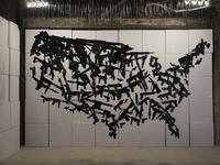 De l'Art : Une carte des USA à partir d'armes de toutes sortes.