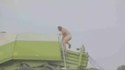 L'homme botte de paille