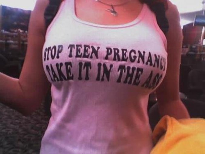 Un t-shirt à message, pour ne pas tomber enceinte.