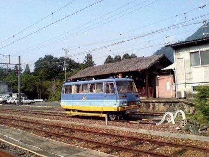 Un wagon dont les parois ont été remplacées par la carrosserie d'un van.