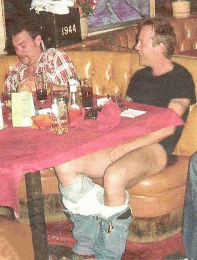 Kiefer Sutherland à l'aise dans un bar