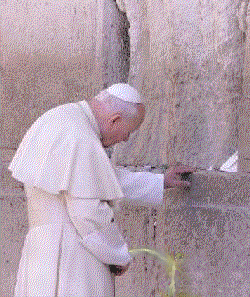 Le pape qui urine contre un mur à l'abri des regards indiscrets.