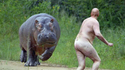 Un homme nu se fait charger par un hippopotame