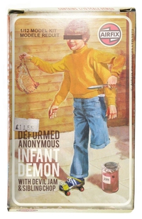 Enfant démon anonyme malformé