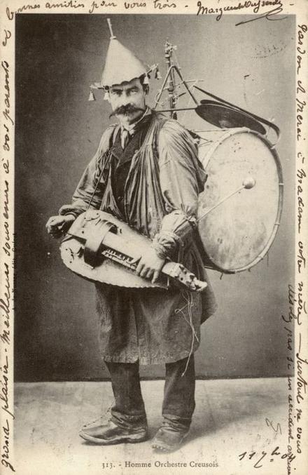 Homme orchestre de la France profonde au début du XXème siècle. Ah crévindiou ! On savait s'amuser en ce temps-là !