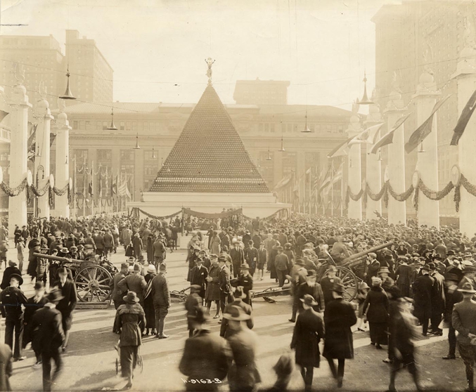 Pyramide de casques allemands à New-York, 1918.