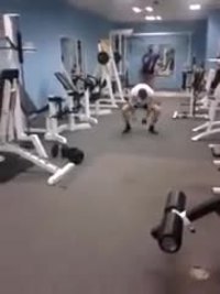 Pendant ce temps, dans la salle de musculation 2
